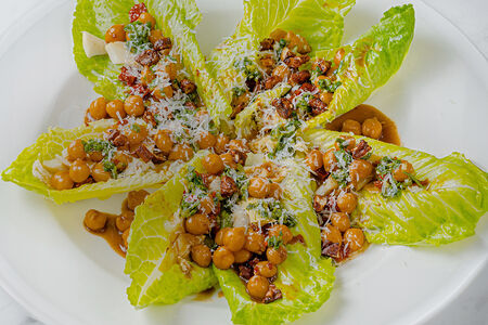 Маринованные овощи с горохом нут на листьях салата романо с соусом чимичурри