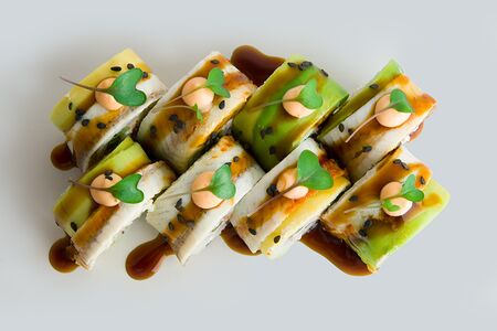 Ролл с угрём и авокадо