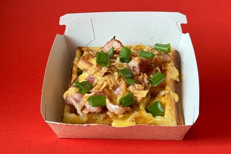 Вафли картофельные с беконом и сырным соусом