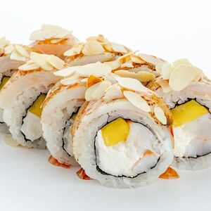 Опаленный окунь, персик и креветка