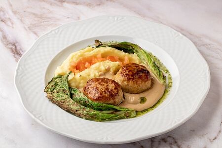 Котлеты из индейки с картофельным кремом и соусом из ряженки