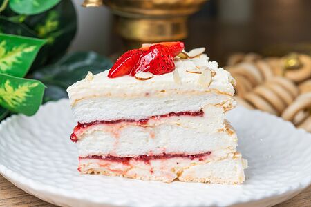 Меренговый с клубникой 