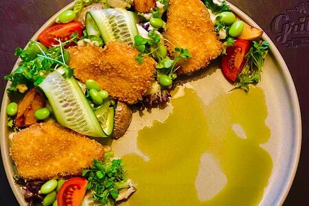 Салат с хрустящей белой рыбой 