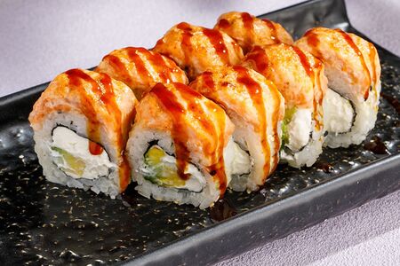 Запеченный ролл с лососем