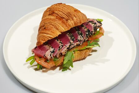 Круассан Классика с тунцом и страчателлой