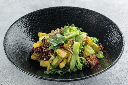 Салат с брокколи, авокадо и апельсином 