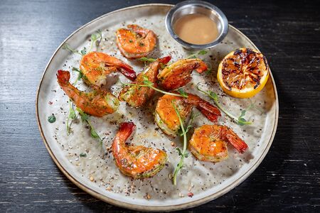 Жареные креветки гриль с чесночным соусом