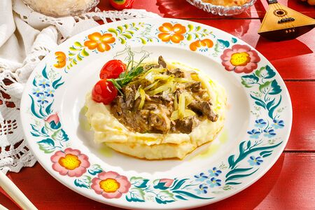 Телячья печень по-строгановски с трюфельным пюре