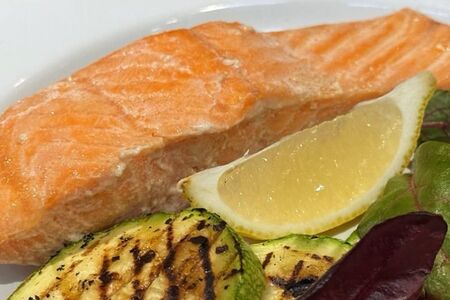 Нежный стейк из форели с кабачками гриль