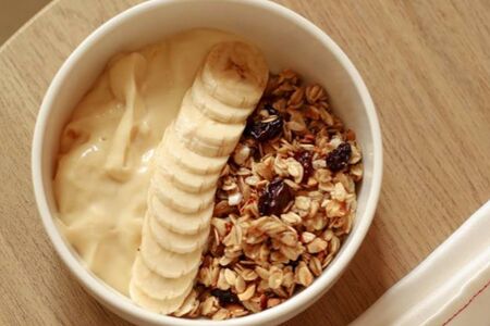 Гранола с бананом и греческим йогуртом