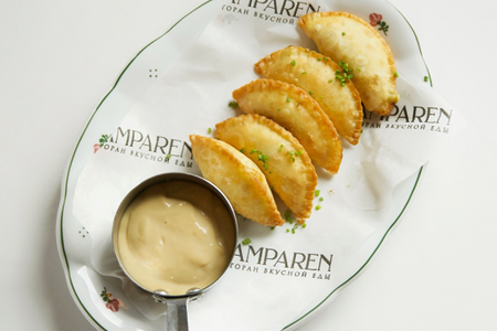 Мини чебуреки с лососем и цукини