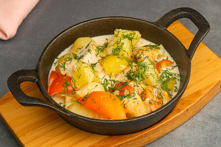 Цыпленок в сливочно-чесночном соусе с картофелем