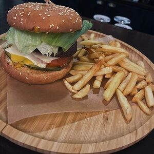 Бургер с телятиной и картофелем фри