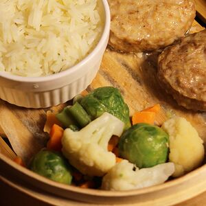 Котлеты из индейки с рисом и овощами