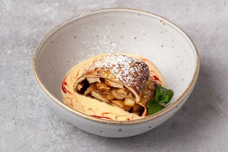 Яблочный штрудель с английским кремом