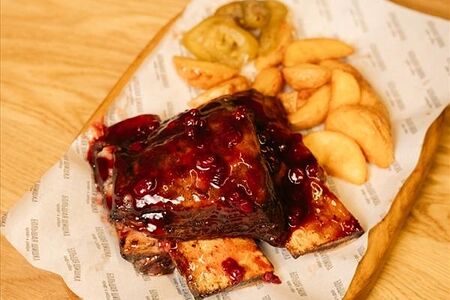 Ребра говяжьи брусничные