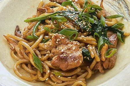 Удон с курицей и вешенками в соусе терияки