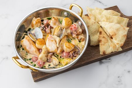 Соте из морепродуктов в соусе из белого вина