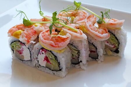 Ролл Карри с креветками и ананасом