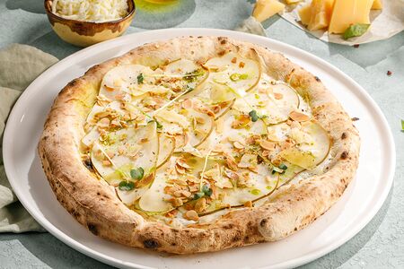 Пицца с грушей и горгонзолой