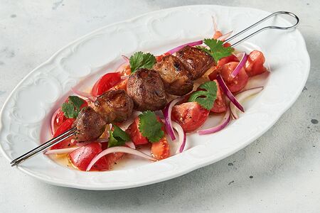 Шашлык из баранины с томатами и красным луком 