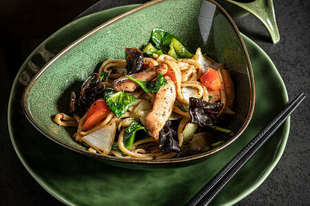 Пшеничная лапша с курицей Блэк пеппер