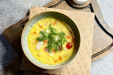 Уха с копченой скумбрией, окунем и булгуром