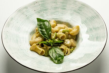 Ригатони с гребешками и спаржей