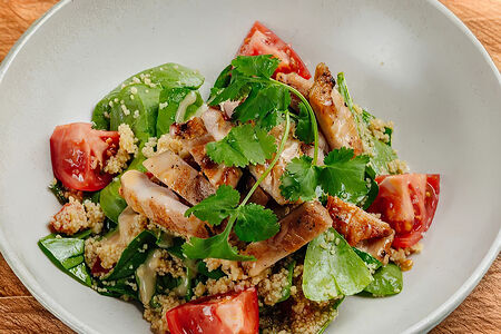 Цыпленок гриль с кускусом, томатами и шпинатом