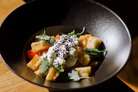 Салат с томатами, хрустящими баклажанами и страчателлой 