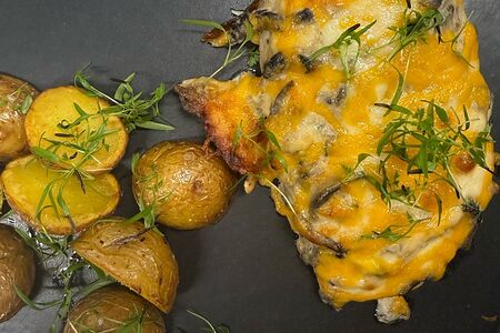 Куриное филе с грибами под сырной шапкой и с картофелем 