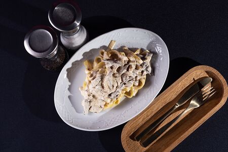 Тальятелле в сливочном соусе с говяжьими щечками