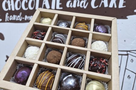 Подарочный набор 16 сырных конфет ручной работы ассорти в крафтовой упаковке