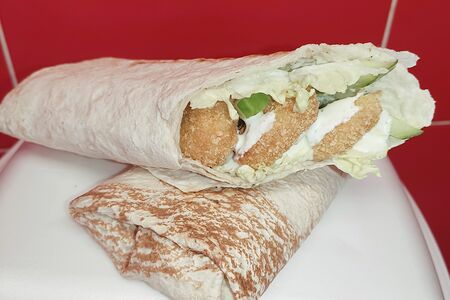 Ролл с наггетсами