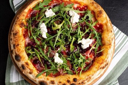 Пицца с коппой и вишневым вареньем