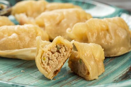 Жареные пельмени с курицей и креветками