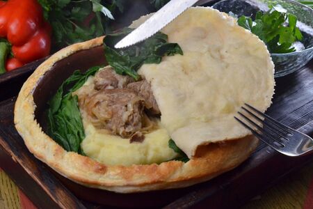 Томленая мякоть ягнёнка с картофельным пюре и шпинатом