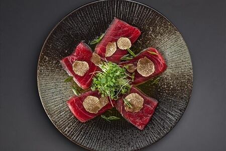 Карпаччо из тунца еллоуфин и черного трюфеля