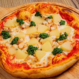 Пицца с курицей и ананасом