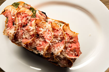 Брускетта с подкопченным ростбифом