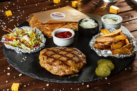 Сет с плескавицей с каймаком