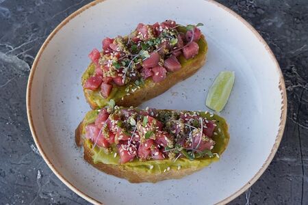 Брускетта с тунцом и соусом песто