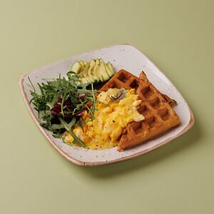 Цельнозерновая вафля со скрэмблом и авокадо под голландским соусом