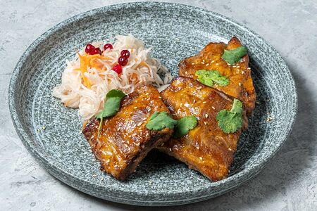 Свиные ребра в карамельной глазури с бурбоном, чили и квашеной капустой