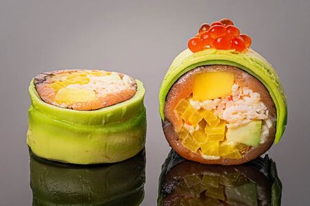 Сашими ролл с крабом, лососем и манго