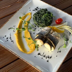 Запеченный сибас со шпинатом, томленный в сливках