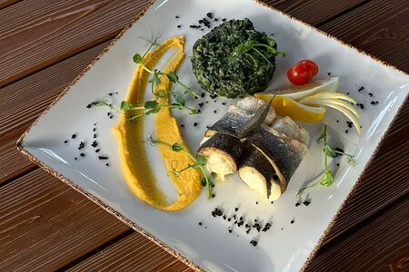 Запеченный сибас со шпинатом, томленный в сливках