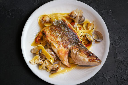 Паста с обжаренной белой рыбой и вонголе