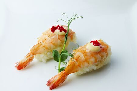 Суши с тигровыми креветками и соусом