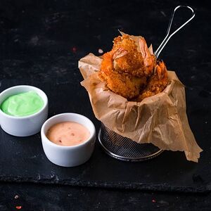 Хрустящие креветки с двумя соусами